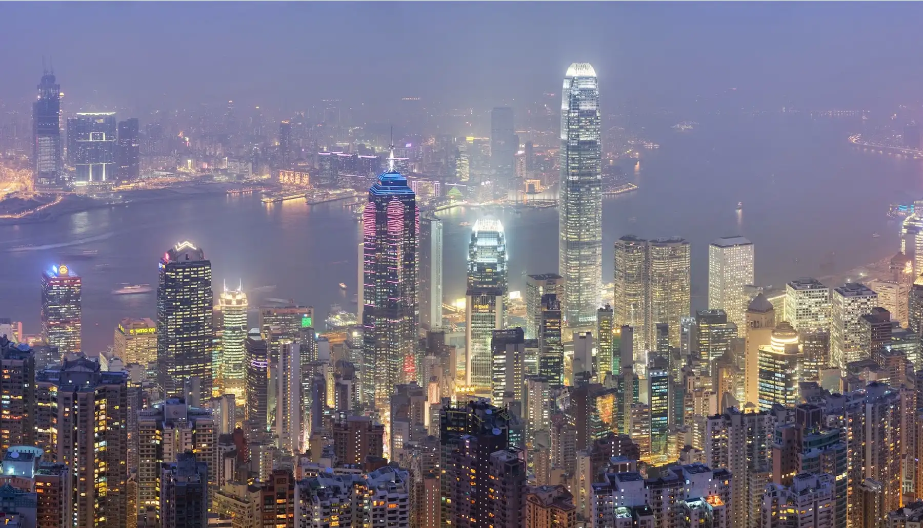 Finsoul Network consultants working with Hong Kong management on clear decisions